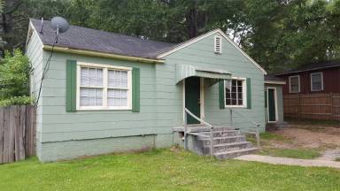 Main picture of 825 Combs St