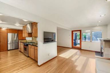 Main picture of 2532 E McGraw St