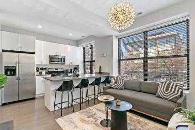 Main picture of 2151 W Division St