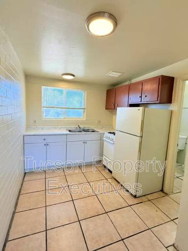 Main picture of 240 W Sahuaro St