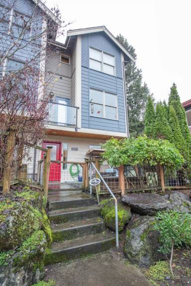 Main picture of 3813 S Angeline St