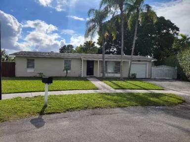 Main picture of 13610 SW 77th St