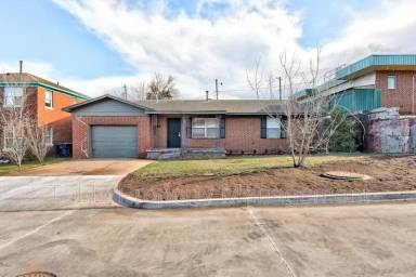 Main picture of 2708 N Lyons Dr