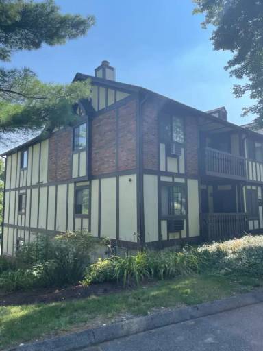Main picture of 32 Rollingwood Dr