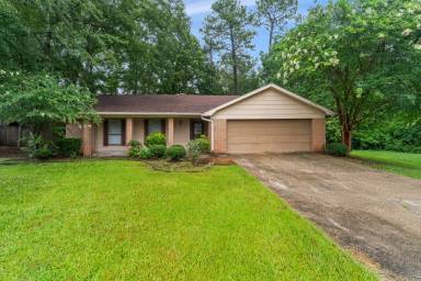 Main picture of 102 Brookwood Pl