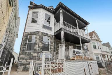 Main picture of 542 E 25th St