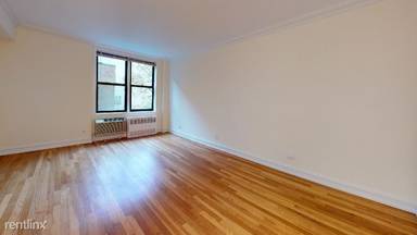 Main picture of 305 W 13th St
