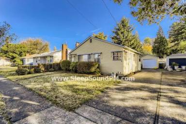 Main picture of 922 NE 66th Ave