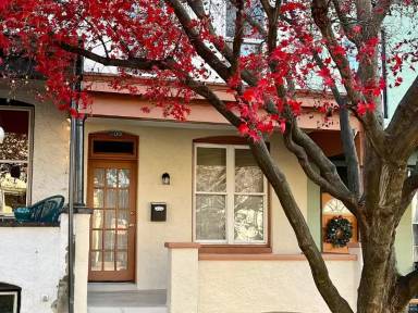 Main picture of 905 W 33rd St