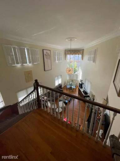 Main picture of 831 W 40th St