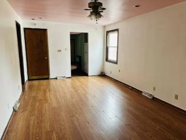 Main picture of 233 W Broadway St