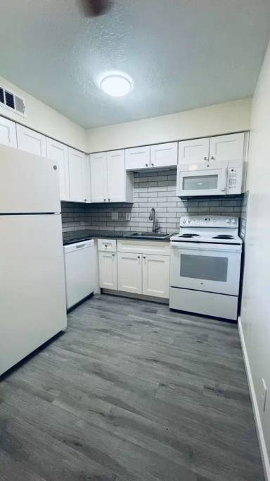 Main picture of CRESTWOOD APARTMENTS