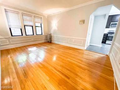 Main picture of 510 W Addison St