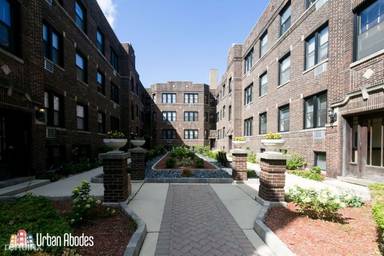 Main picture of 746 W Addison St