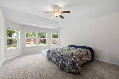 Main picture of 933 Main St