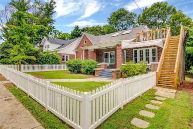 Main picture of 704 Mayflower Dr