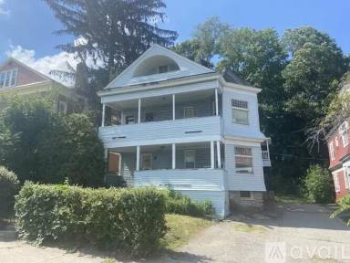 Main picture of 1294 Main St