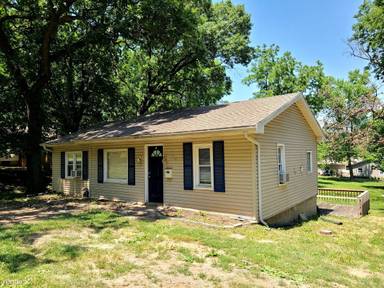 Main picture of 3217 E 6th St