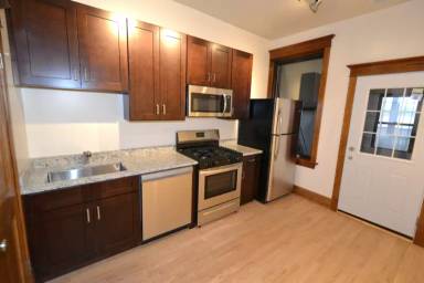Main picture of 1445 W Belle Plaine Ave