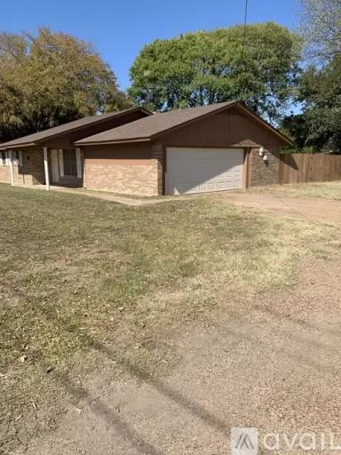 Main picture of 614 W Royall Blvd