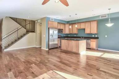 Main picture of 525 W Lakeside Dr
