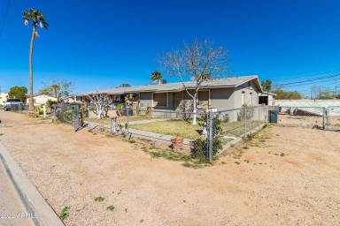 Main picture of 806 E 1st St