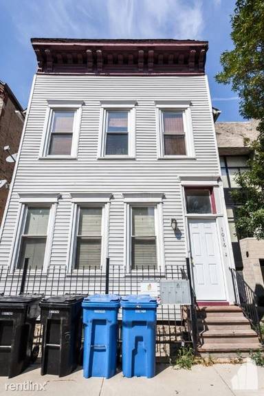 Main picture of 1016 W Fry St