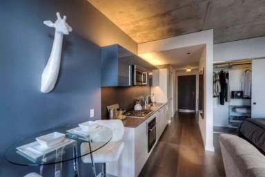 Main picture of 619 W Division