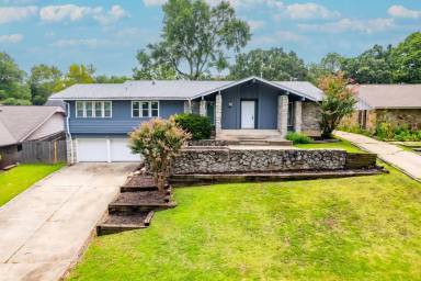 Main picture of 2960 E 78th St