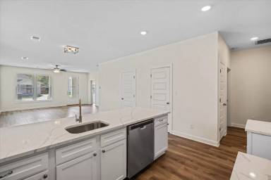Main picture of 1474 Lyndale Ave
