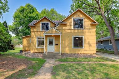 Main picture of 215 N 3rd St
