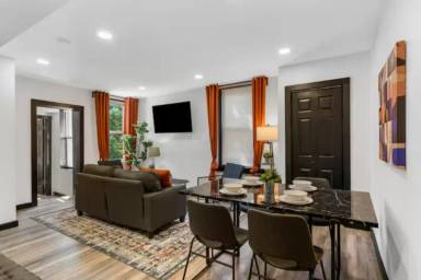 Main picture of 20 W Queen Ln