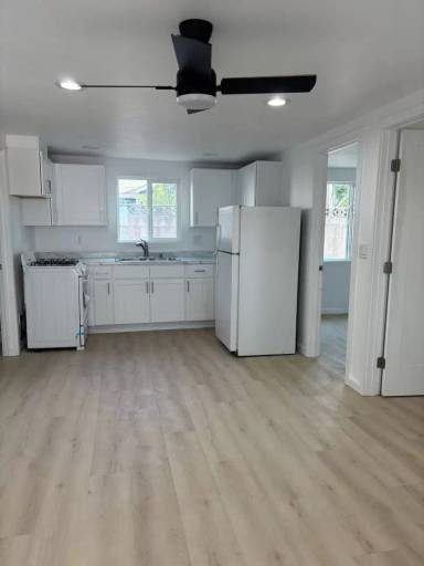 Main picture of 218 Oak St