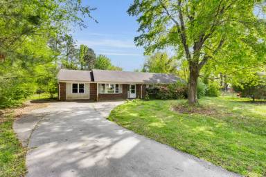 Main picture of 104 E Lariat Ln