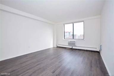Main picture of 10 Lake St