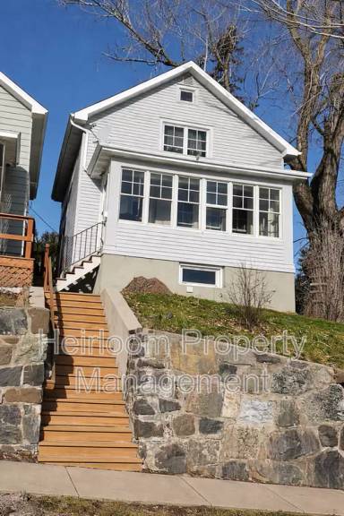 Main picture of 131 E 7th St