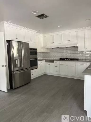 Main picture of 730 W College St