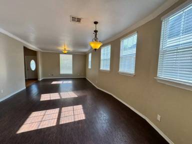 Main picture of 826 W Kansas Ave
