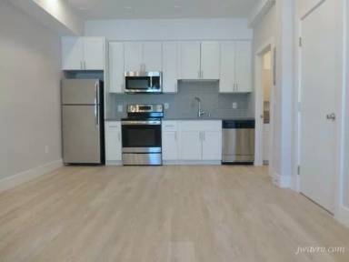 Main picture of 1598 Bay St