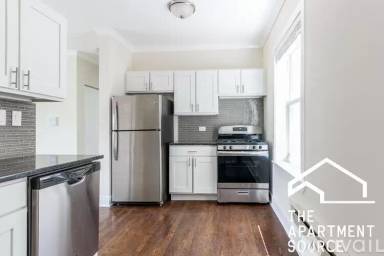 Main picture of 724 W Roscoe St