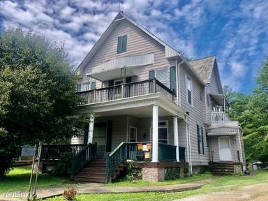 Main picture of 809 SE Riverside Dr