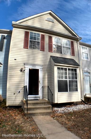 Main picture of 207 Lakeview Ct