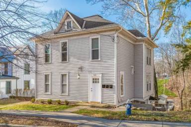 Main picture of 453 Burg St