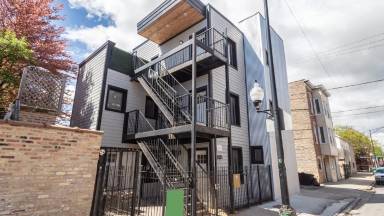 Main picture of 1845 W Augusta Blvd