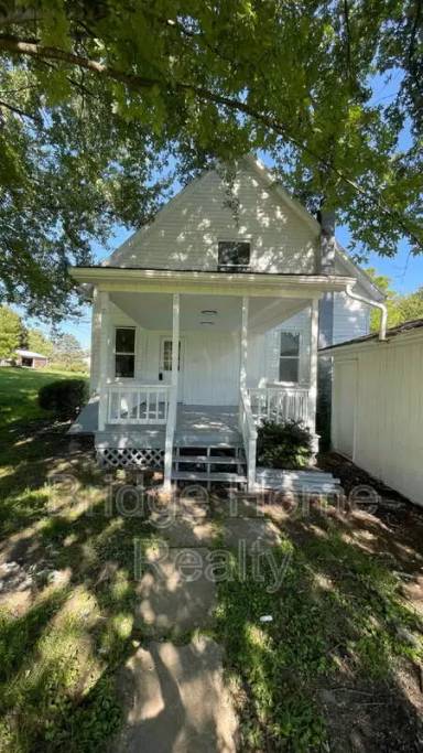 Main picture of 240 Robinson St