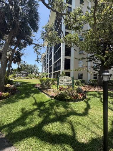Main picture of 512 W Venice Ave