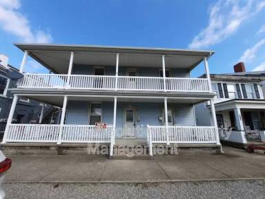 Main picture of 110 1/2 E Walnut St