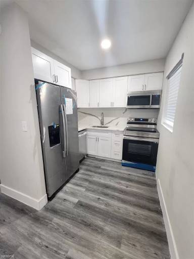 Main picture of 2255 NE 51st St