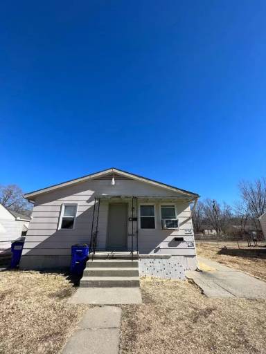 Main picture of 1113 N Eisenhower Dr