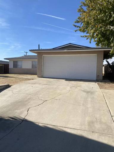 Main picture of 2716 Trent St